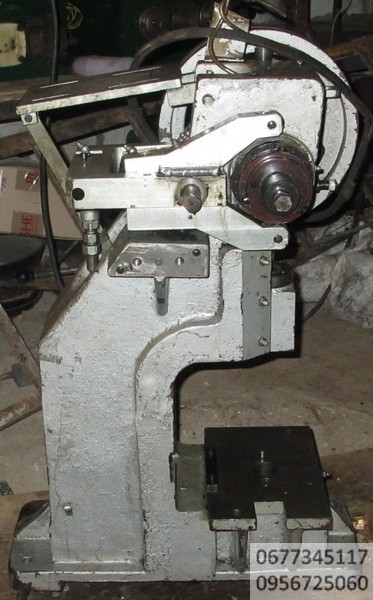 пресс настольный с кривошипно-шатунным механизмом действия и электрическим питанием ,  с механизмом удаления готовой штамповки , предназначен для операций холодной штамповки: вырубки, пробивки, гибки, неглубокой вытяжки , опрессовки  зажимов , скоб и наконечников на проводах  , таблетпресс  , таблетирование , габаритный размер - 420х280х650